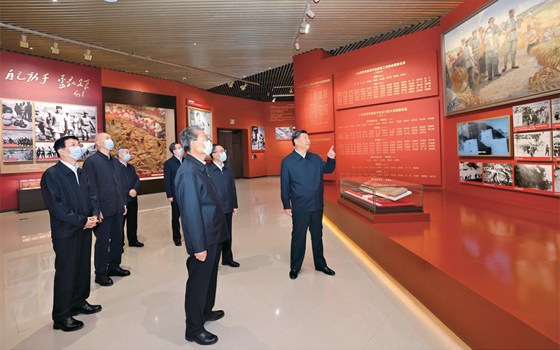 2022年10月27日，中共中央總書記、國家主席、中央軍委主席習近平帶領中共中央政治局常委李強、趙樂際、王滬寧、蔡奇、丁薛祥、李希，瞻仰延安革命紀念地。這是習近平等在延安革命紀念館，參觀《偉大歷程——中共中央在延安十三年歷史陳列》。 新華社記者 鞠鵬/攝