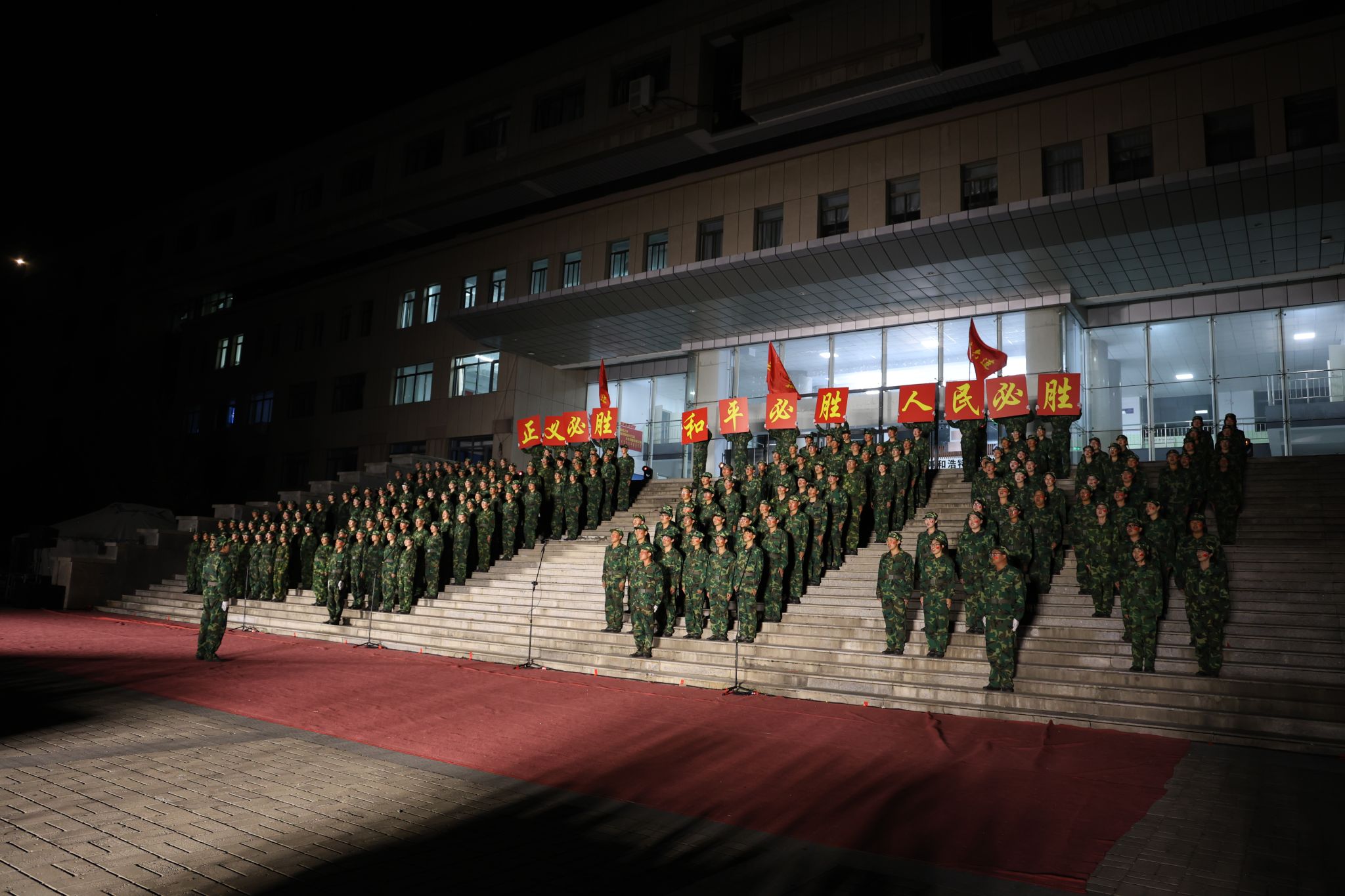 學校舉行2025級新生軍訓歌詠比賽用歌聲與光影獻禮教師節(jié)